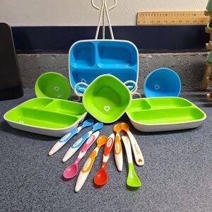 Munchkin "Splash Divided Plates" (3),  "Splash" bowls (3), 8 Silicone Spoons